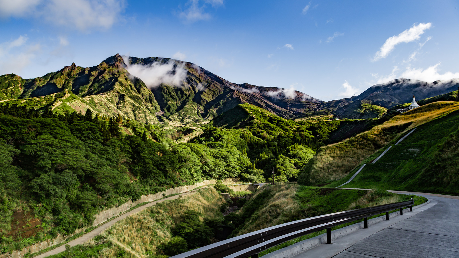 Le plus grand volcan actif du Japon est entièrement exposé pendant ce voyage aventureux sur la route
