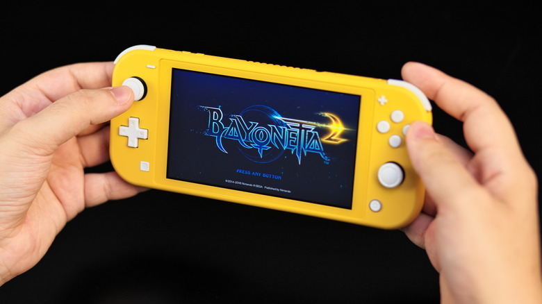 Un interrupteur jaune montrant Bayonetta 2 à l'écran.