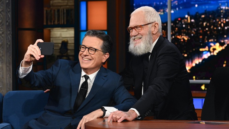 Stephen Colbert prenant un selfie avec David Letterman sur le spectacle tardif