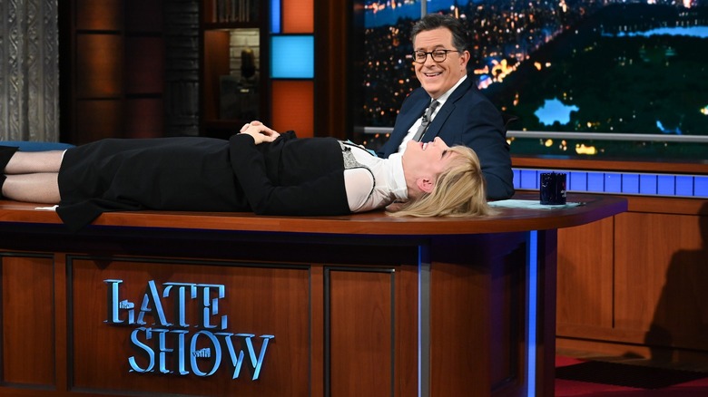 Cate Blanchett est allongé sur le bureau de Stephen Colbert sur le spectacle tardif
