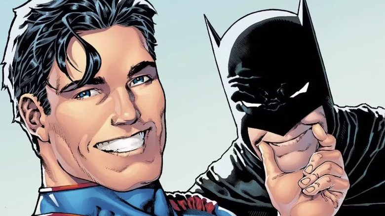 Superman tenant le visage de Batman dans un sourire