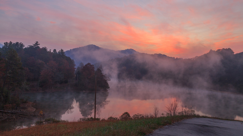 Brume sur le lac Santeetlah à l'aube