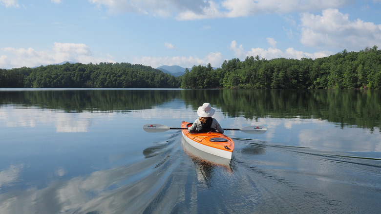 Personne kayak sur le lac Santeetlah