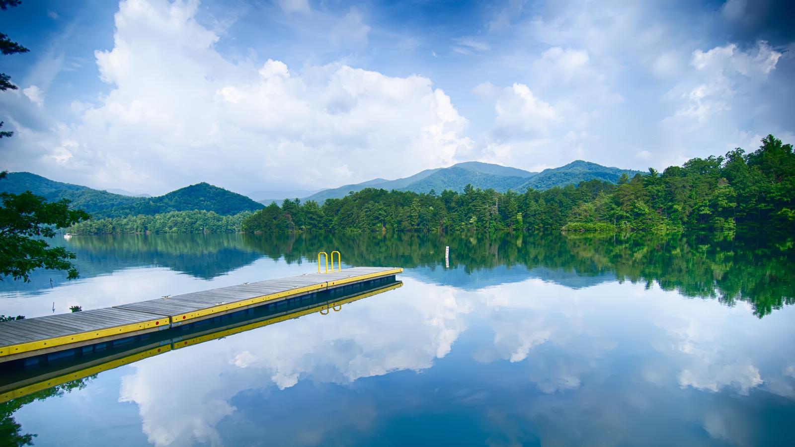 Niché dans les forêts de la Caroline du Nord se trouve une ville confortable du lac avec une vue sur la montagne des Appalaches