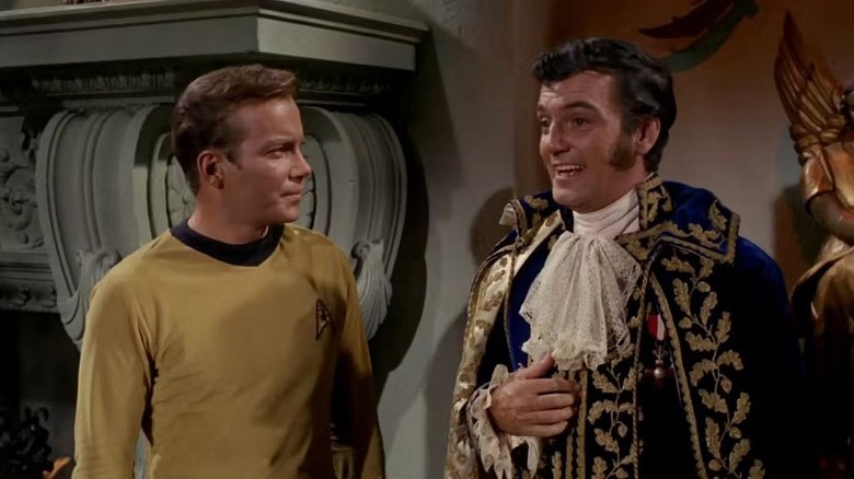 James T. Kirk de William Shatner dans le Trelane de William Campbell sur Star Trek: The Original Series