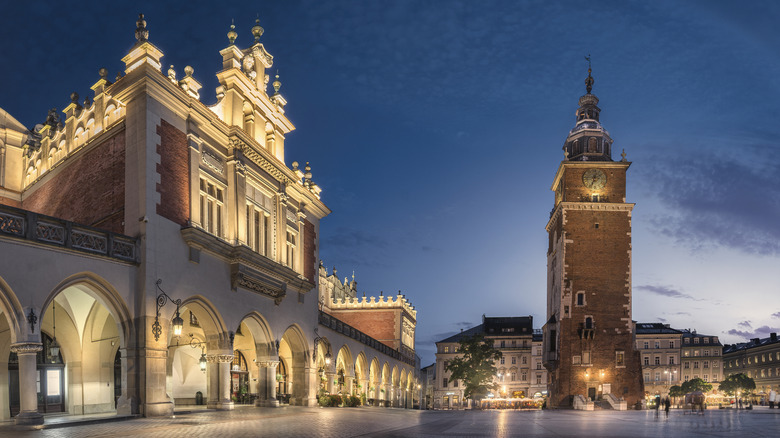 La hôtel de ville gothique de Cracovie la nuit.