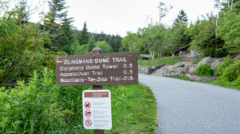 Marqueur de sentier pour Clingmans Dome Trail, alias Kuwohi Trail, près de Paved Road à Great Smoky Mountains National Park