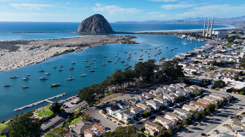 Vue aérienne des rues et des côtes autour de Morro Bay, en Californie