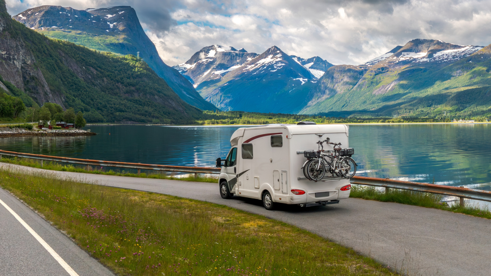 Utilisez ces hacks de crochet et de cintre intelligents pour garder votre VR organisé et sans encombre