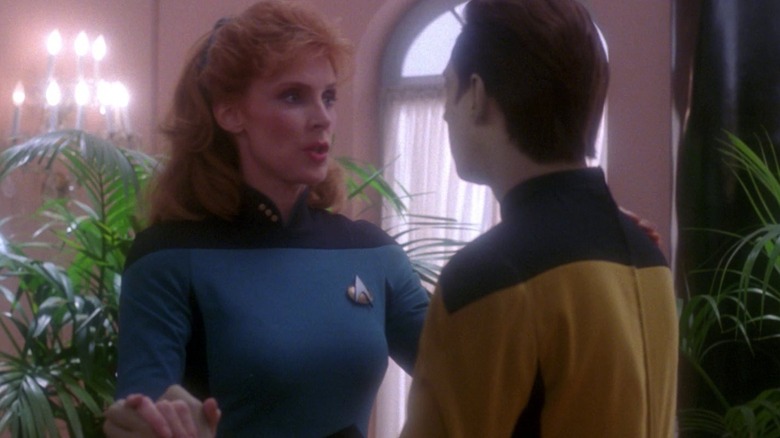 Dr Crusher Dancing avec des données sur Star Trek: The Next Generation