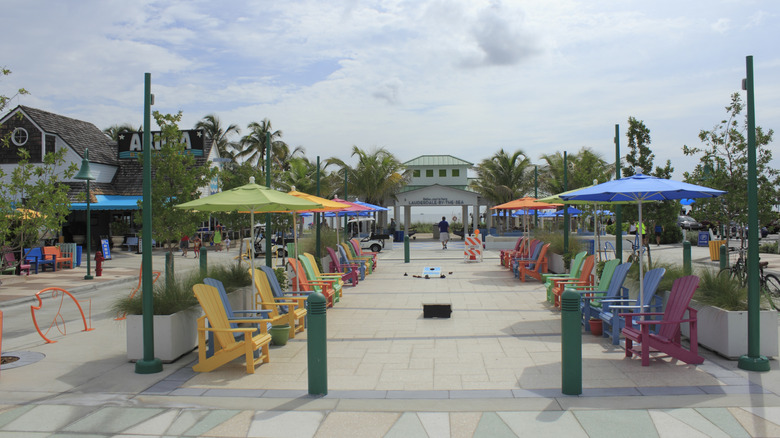 chaises colorées et parapluies dans un pavillon de mer