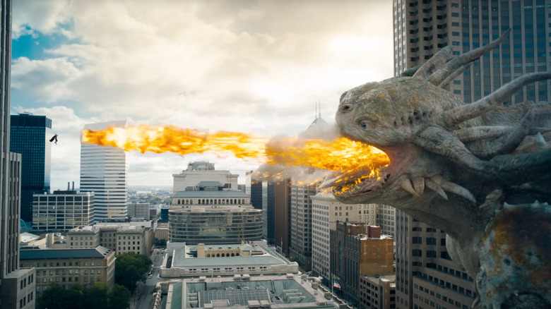 Superman se bat contre un Kaiju alors qu'il respire le feu dans le centre-ville de Metropolis à Superman (2025)
