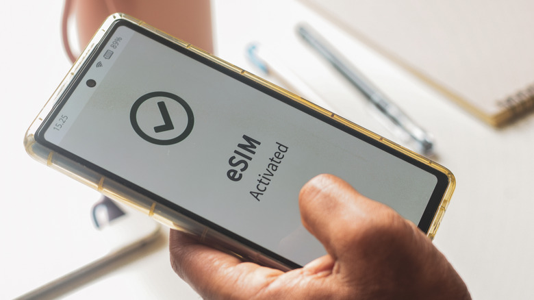 Un smartphone avec le message activé ESIM