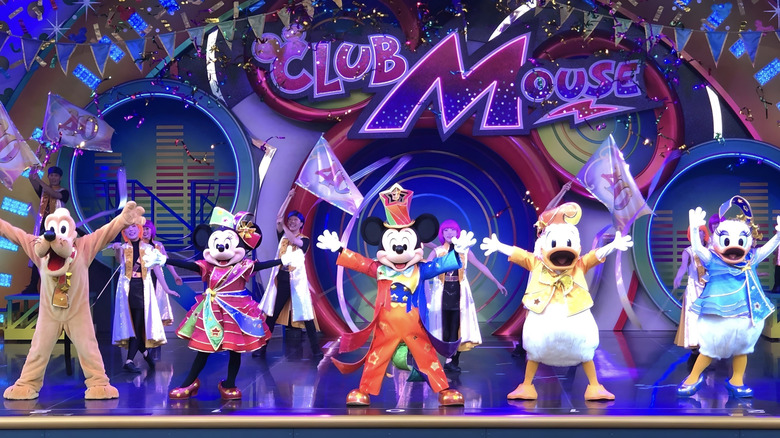 Club Mouse bat des personnages sur scène