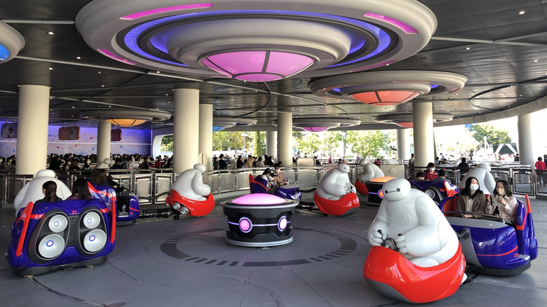 Rouade heureuse avec les véhicules Baymax Tokyo