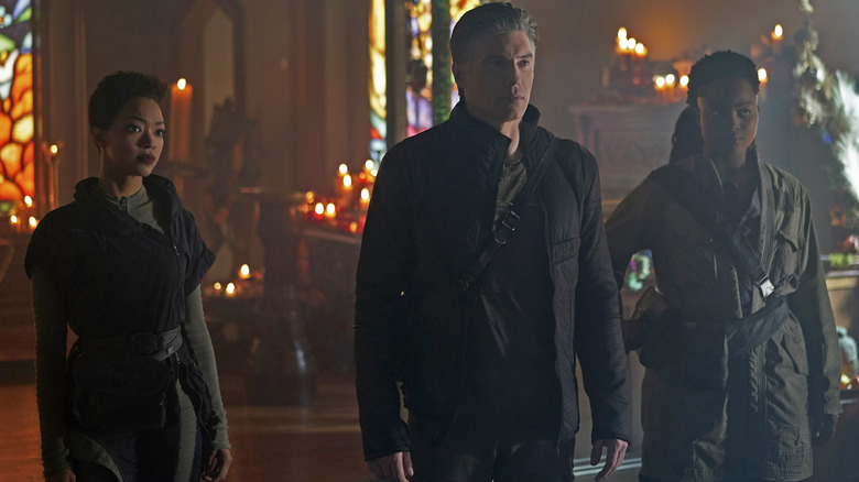 Sonequa Martin-Green en tant que Burnham, Anson monte en tant que capitaine Pike et Oyin Oladejo comme Joann Owosekun debout dans une église de Star Trek: Discovery