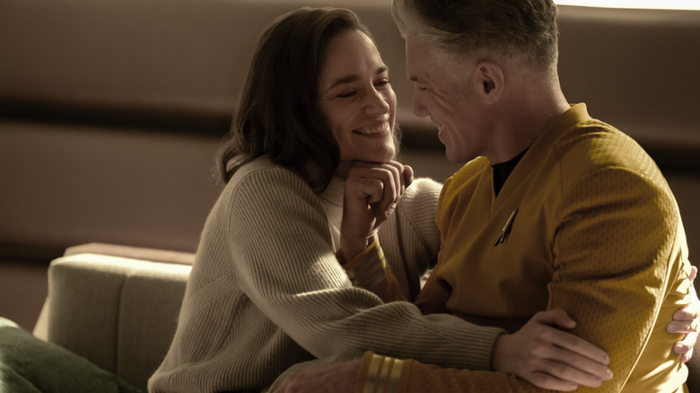 Melanie Scrofano comme Marie Batel et Anson montent en tant que Christopher Pike partageant une étreinte dans Star Trek: Strange New Worlds