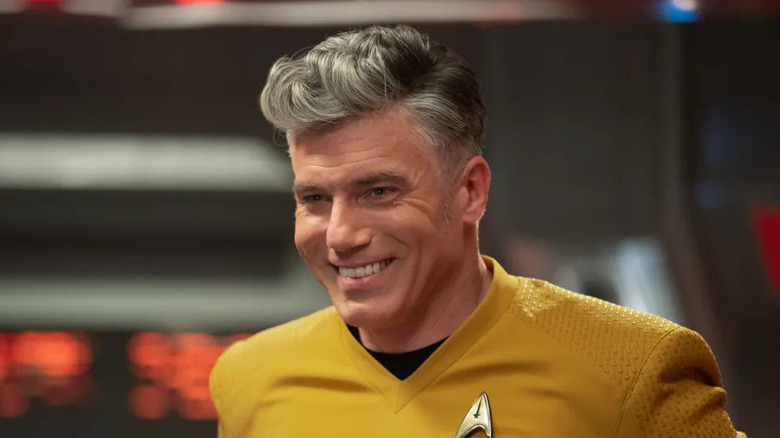 Le capitaine Pike d'Anson Mount souriant sur Star Trek: Strange New Worlds