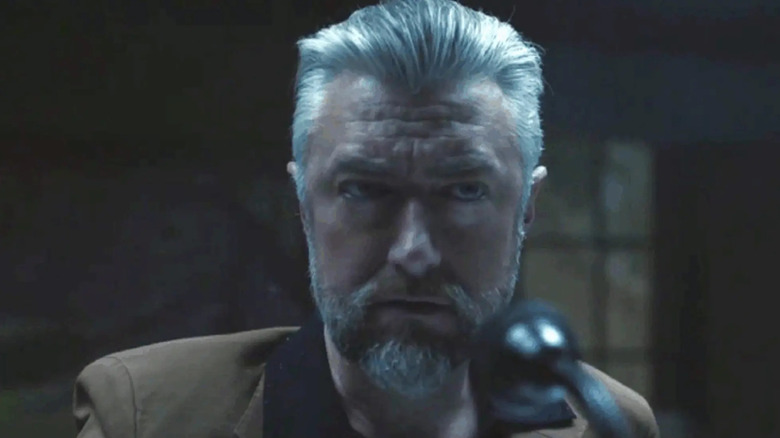 Maxwell Lord se penche dans un micro au pacificateur