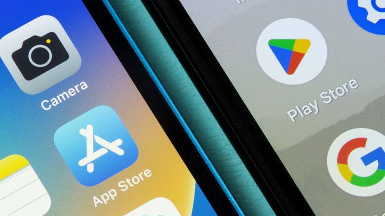 Apple App Store et Google Play Store Icônes sont observés respectivement sur un iPhone et un smartphone Google Pixel