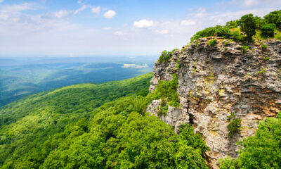 Ce parc d'État montagneux possède des sentiers de randonnée luxuriants et le plus haut sommet de l'Arkansas