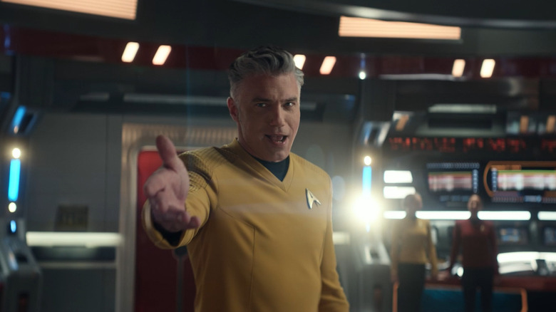 Anson monte en tant que capitaine Pike chantant sur Star Trek: Strange New Worlds