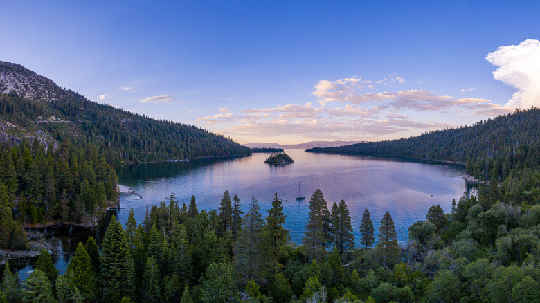Forest entourant le parc d'État d'Emerald Bay au crépuscule.
