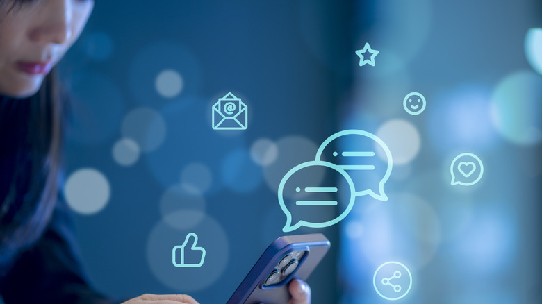 Une jeune fille utilisant son modèle iPhone Pro.