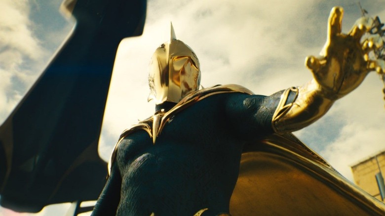 Doctor Fate frappe une pose en l'air à Superman