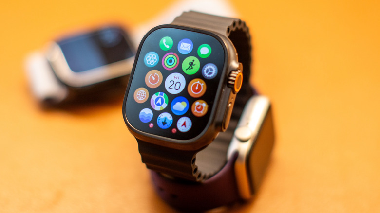 Gros plan d'Apple Watch et d'applications avec deux montres Apple en arrière-plan