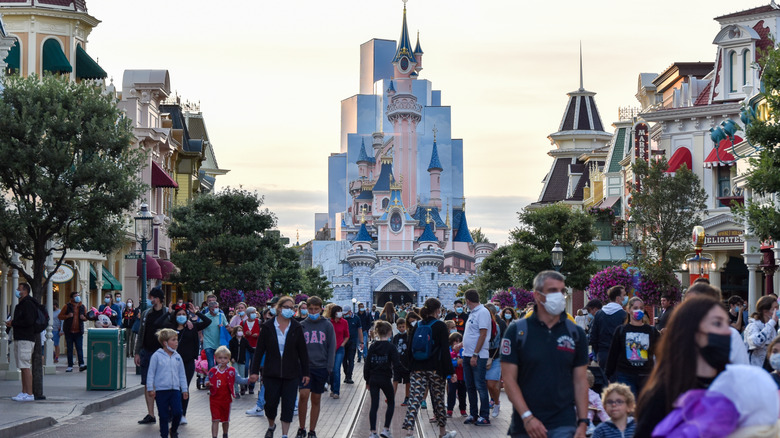 Des gens marchant sur la rue Main, États-Unis à Disneyland Paris.