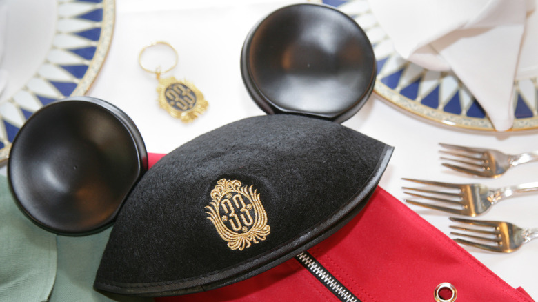 Disney Mickey Hat dans le club 33 sur un scape de table.