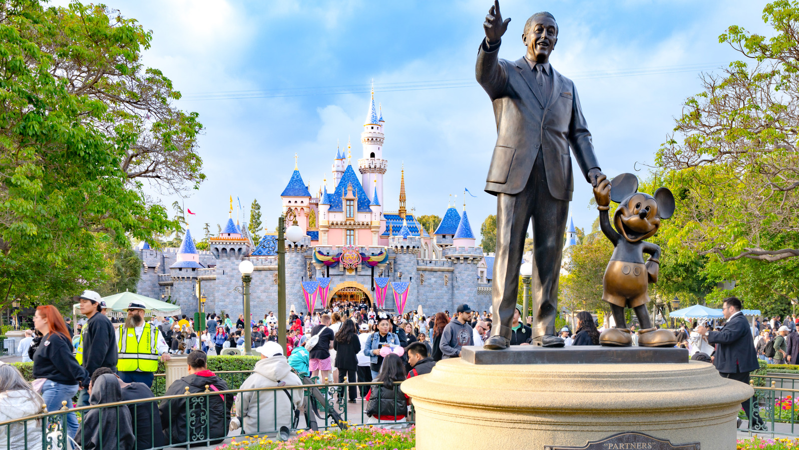 Ce type de vêtements est un non-go dans les parcs Disney grâce à leur code vestimentaire strict