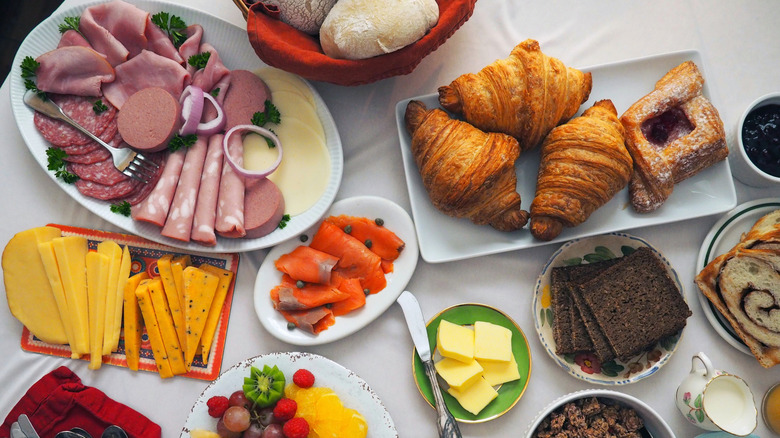 Un petit-déjeuner européen avec des coupes froides et du fromage.