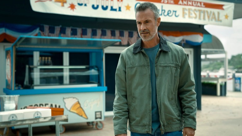 Freddie Prinze Jr. en tant que Ray Sttanding devant une bannière du 4 juillet dans je sais ce que vous avez fait l'été dernier (2025)