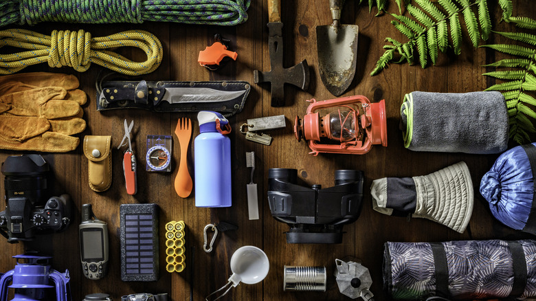 Le matériel de camping est à plat