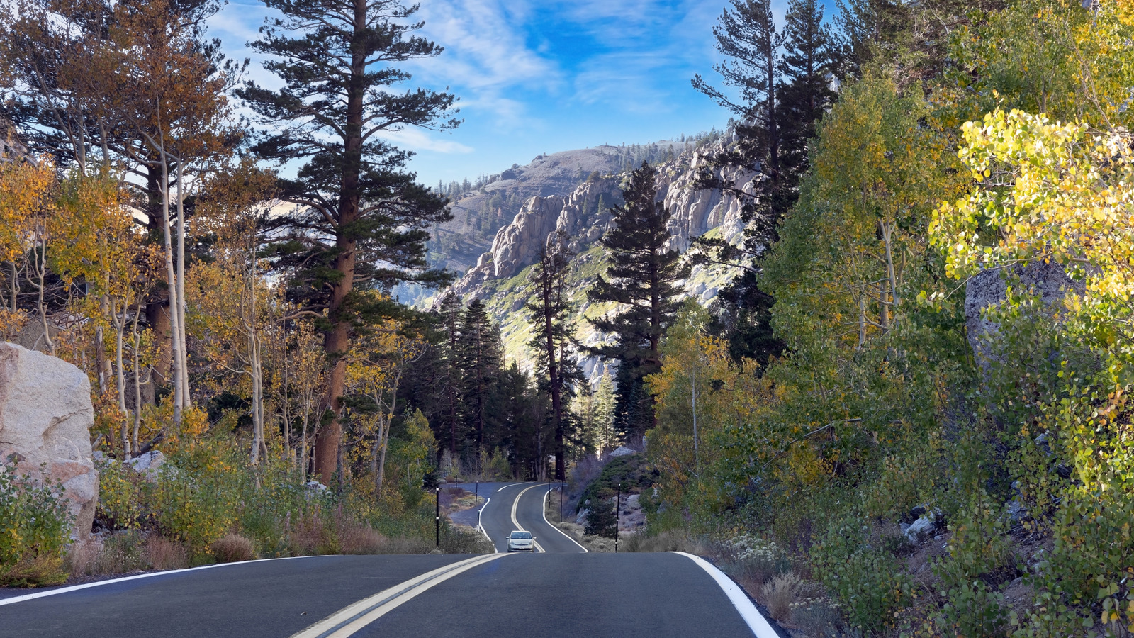 L'une des passerelles de Californie vers Yosemite est dans les contreforts des montagnes de la Sierra Nevada