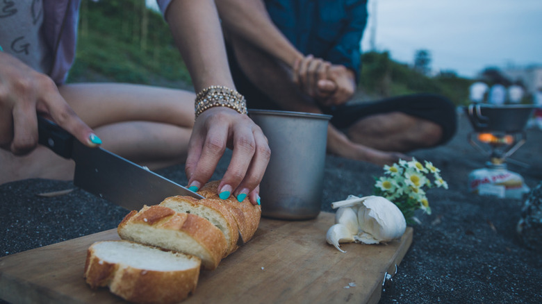 ail sur une planche à découper de camping