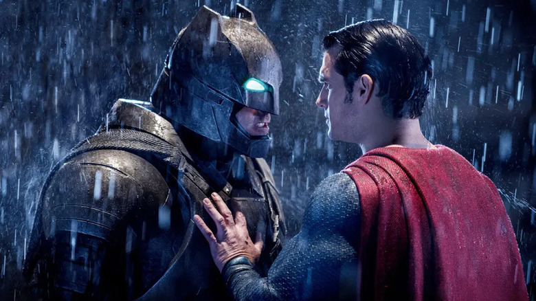 Batman (Ben Affleck) fait face à Superman (Henry Cavill) 
