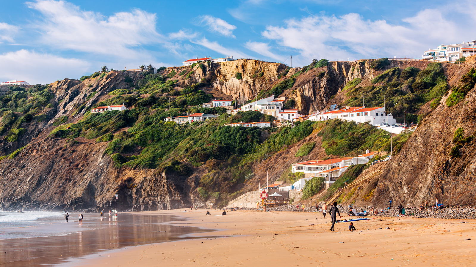 Évitez les foules dans cette ville de surf isolée au Portugal avec de magnifiques plages