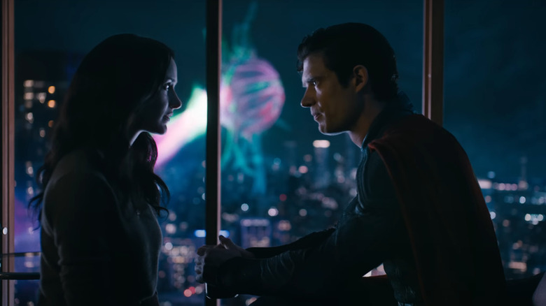 Superman et Lois Lane ont une conversation cardiaque à cœur dans son appartement tandis qu'une Kaiju brillante géante combat le gang de la justice en arrière-plan 