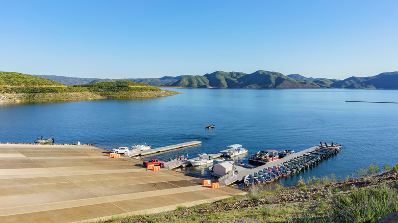 Vue de la distance de la jetée du lac Elsinore avec des montagnes en arrière-plan