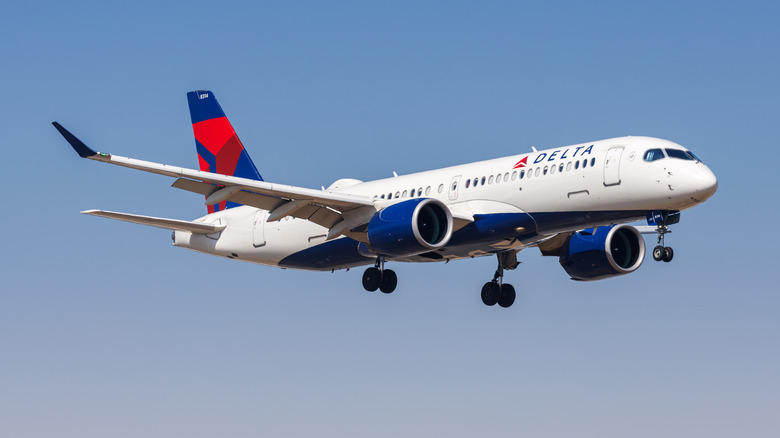 Un avion Delta Airbus A220-300 en vol.