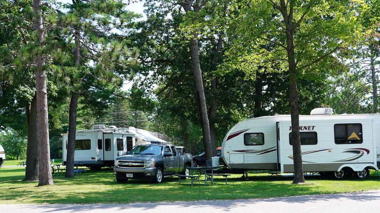 Un camping-car pour VR avec des arbres, des camping-cars et un camion