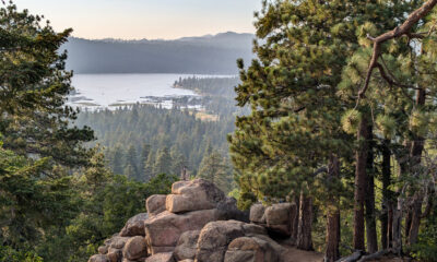 Ce lac de Californie convoité entouré de montagnes luxuriantes offre un plaisir toute l'année
