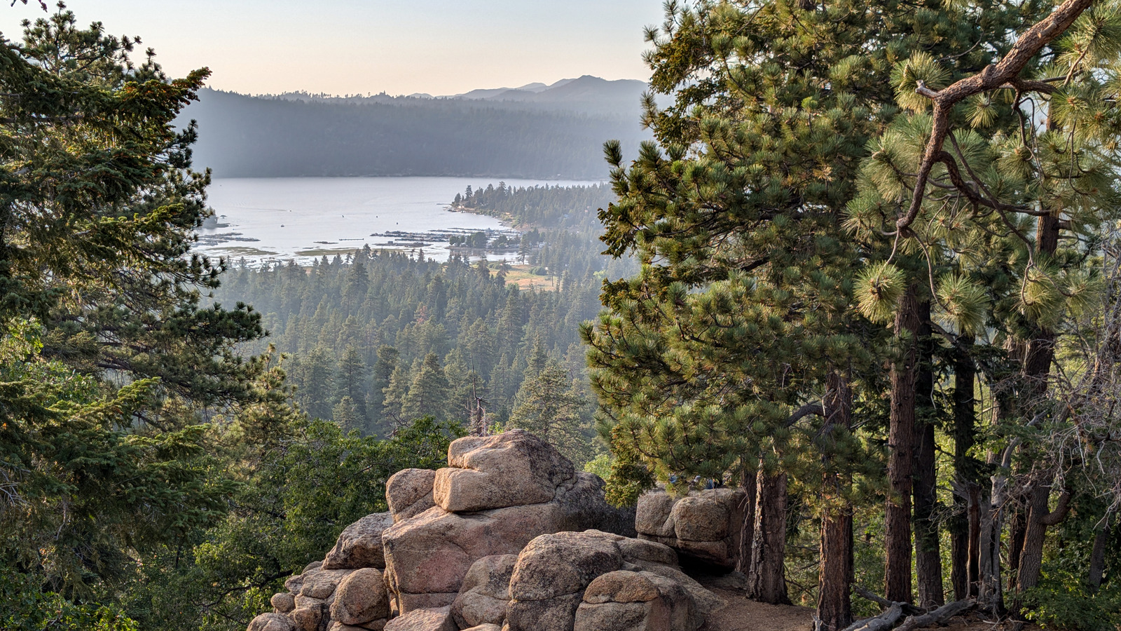 Ce lac de Californie convoité entouré de montagnes luxuriantes offre un plaisir toute l'année