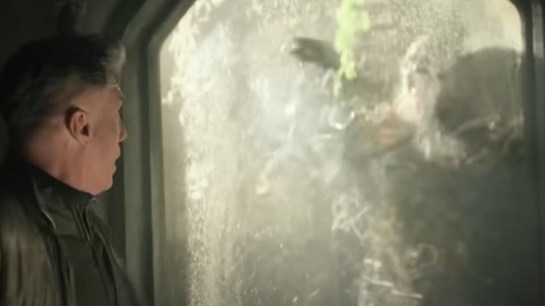 Le capitaine d'Anson Mount, Christopher Pike, effrayé par un zombie de mousse sur Star Trek: Strange New Worlds