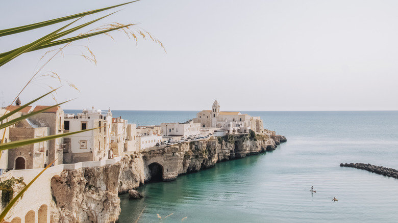 Ville italienne avec des maisons blanches au bord de la mer