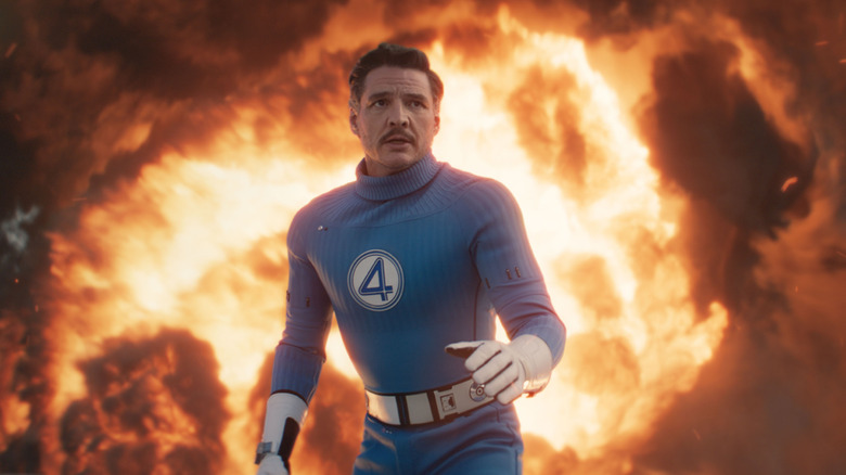 Pedro Pascal comme Reed Richards / Mister Fantastic se tenant devant une explosion dans The Fantastic Four: First Steps