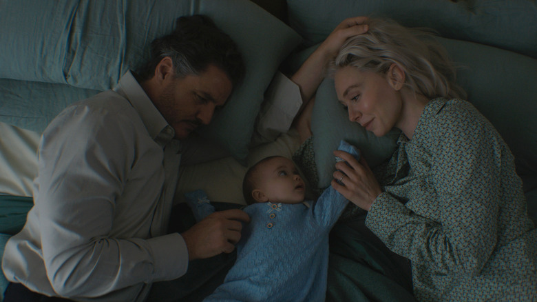 Pedro Pascal comme Reed Richards / Mister Fantastic et Vanessa Kirby en tant que femme Sue Storm / Invisible allongée au lit avec Ada Scott comme le nourrisson Franklin Richards dans les Fantastic Four: First Steps